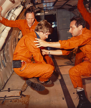 Larry Young spins Charles Oman during a test under weightless conditions. Larry Young spins Charles Oman during a test under weightless conditions.